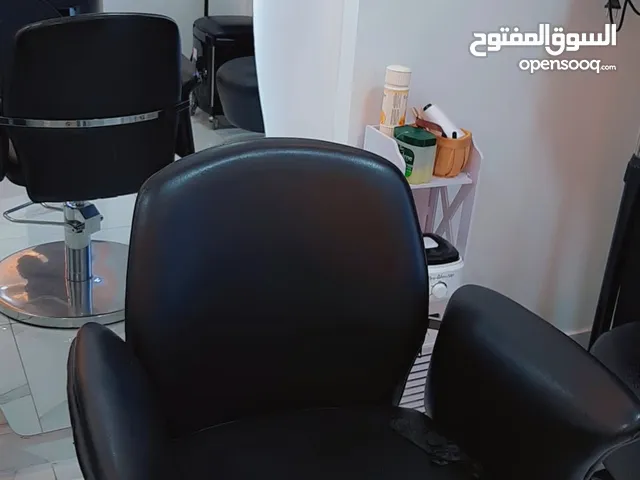 معدات صالون نسائي للبيع استعمال خفيف بسبب الانتقال الى مكان أصغر باقصى سرعة والسعر قابل للتفاوض
