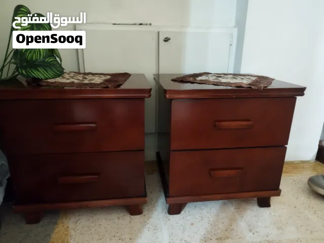 طاوله جانب السرير