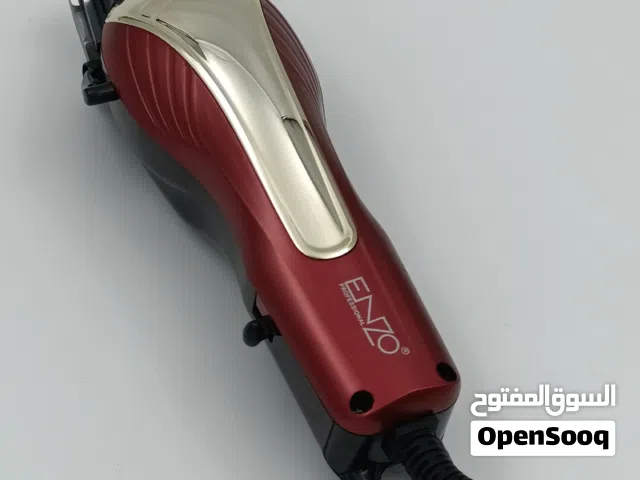 تُظهر الصورة ماكينة حلاقة الشعر الاحترافية من ماركة ENZO، طراز EN-585، والتي تأتي باللون الأحمر وتعم