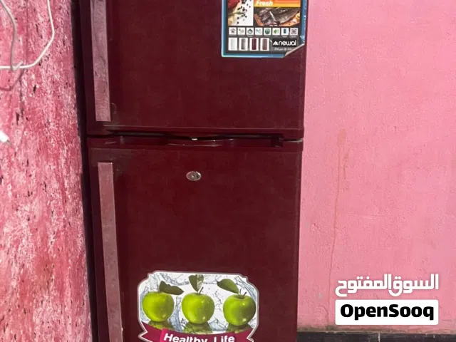 ثلاجه شغاله مابيها شي نضيفه
