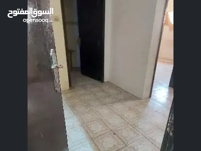 شقه للايجار ((على شارع البلديه بالمحرق))