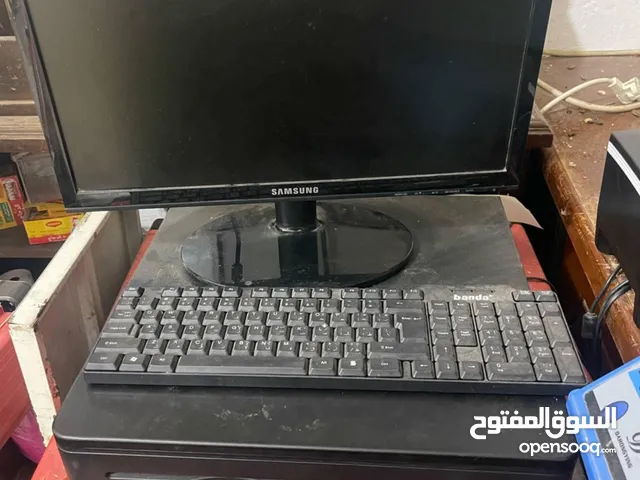 معدات محل للبيع كاش و خزانة عرض خشب و ستندات للقهوة او المكسرات و شواية و قارمات محل