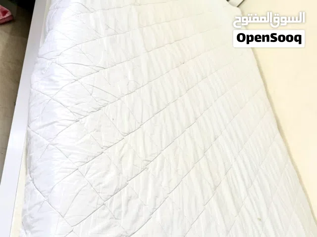 سرير مع مرتبة