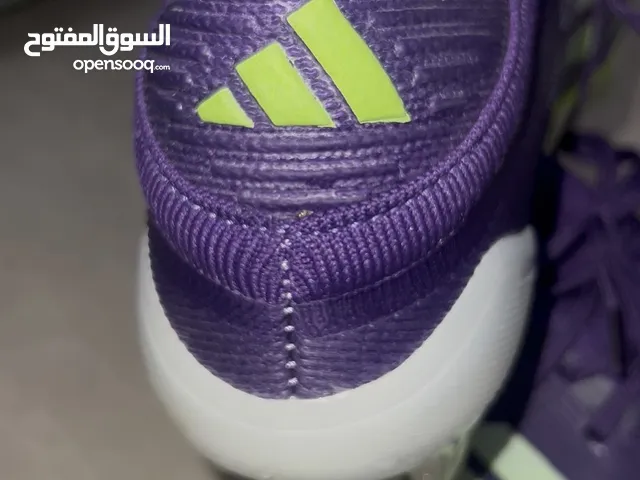 حذاء رياضي للعشب