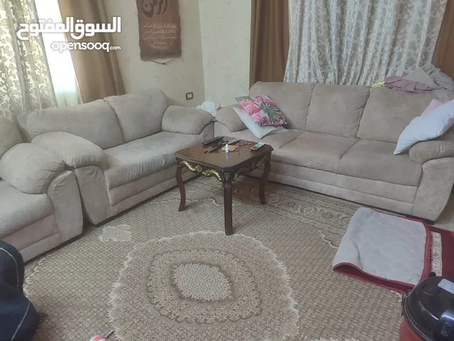 أثاث بيت كامل للبيع دفعة واحدة – نظيف وسعر مناسب كنب + خزانة + برادي + سجادة للبيع معًا بحالة جيدة