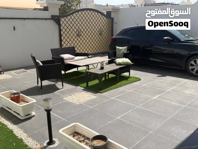 للبيع كراسي وطاولة وفازات خارجية جلسة خارجية كاملة