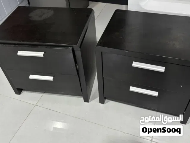 طاولة جانبية للسرير