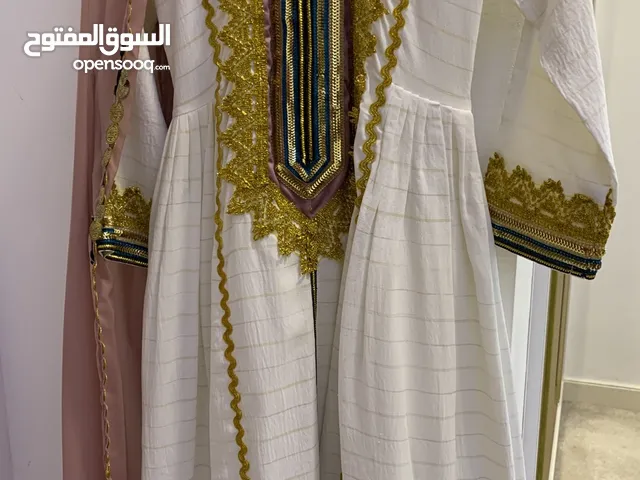 لبسة تقليدية عمانية مطوّرة للبنات.