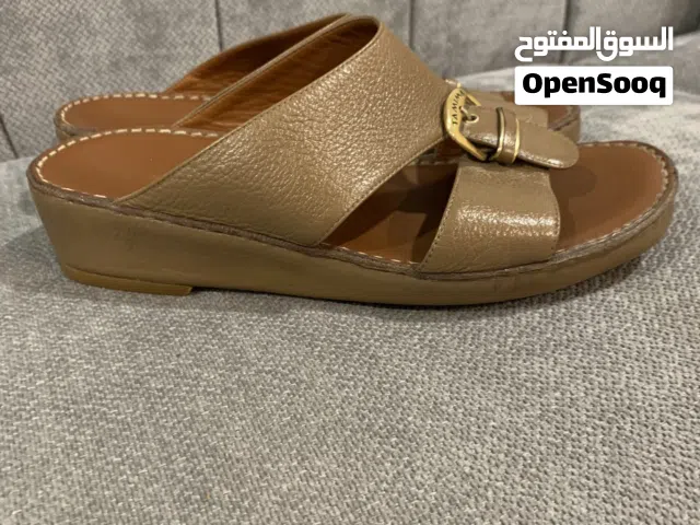 تميمة اصلية مقاس 40 ونص تلبس 41 نظافه الجديده