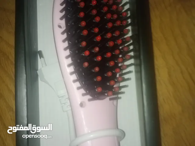 مشاطة شعر كهربائية استعمال خفيف جدا ممتازة بحالة الوكاله سحب كهربائي خفيف جدا