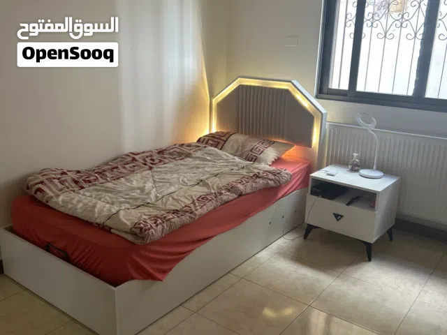 غرفة نوم متكاملة بتصميم أنيق وعملي مع تخت وكوميدينا وخزانة واسعة للتخزين والتنظيم