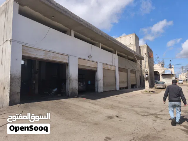 3 مخازن للايجار مساحه 250 م مع ساحة خلفيه تنظيم صناعات حرفيه .عداد كهرباء 3فاز المدينة الصناعية