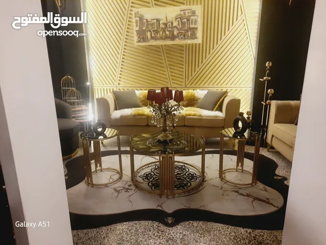 طقم جلوس فاخر يجمع بين الفخامة والراحة بتصميم عصري أنيق