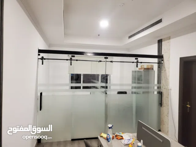 فني قزاز سكريت تركيب واجهات محلات صيانه ابواب زجاج كهرباء