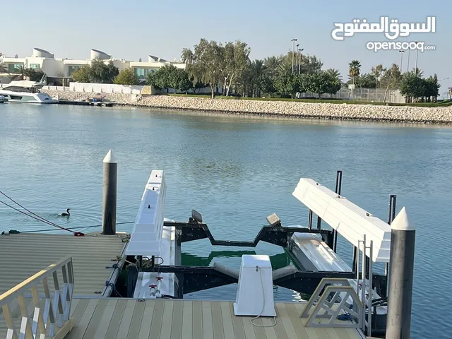 Boat Lift وهوه نظام يستخدم لفرع القارب من الماء لحمايته مثل التآكل والطحالب والتلف
