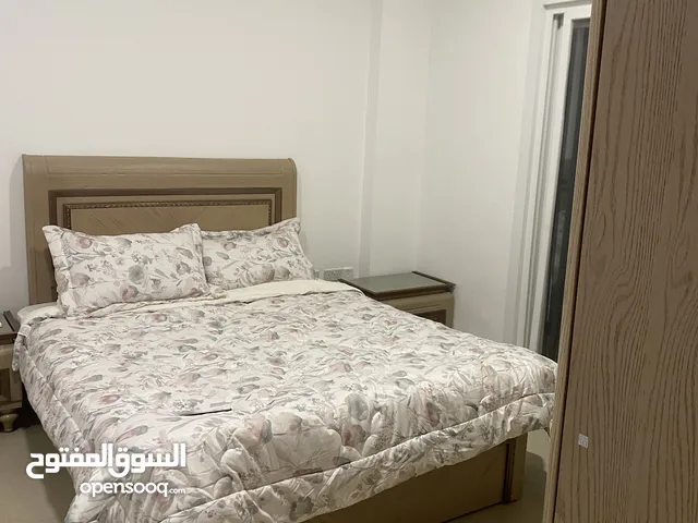 غرفة نوم كاملة نظيفة وخشبها قوي