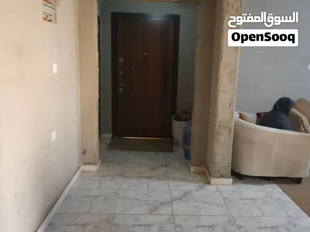 شقة ف القوارشه جنب العمارات الملونه ف القوارشه ناقصه زواق وتشطيب حمامين مأجره حالياا ب 1000