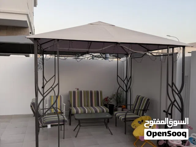 جلسة خارجية مع كراسي