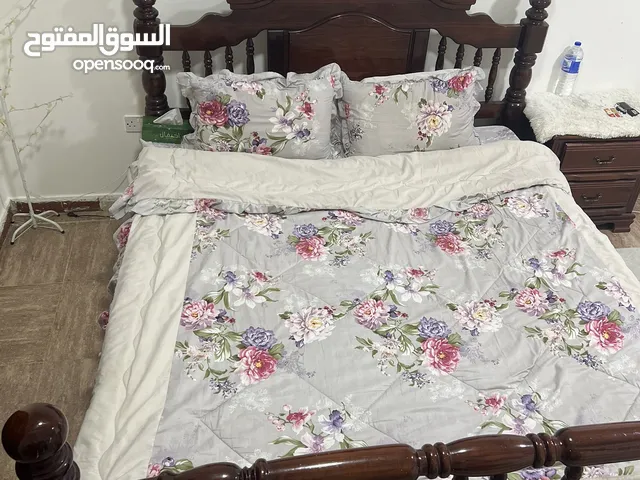 سرير نوم  ضخم جدا مع 2 كوميندو ودوشج ب70 ريال  عماني فقط (قابل للتفاوض)
