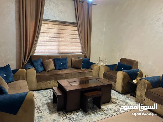 كنب سبع مقاعد شبه مستعمل بحالة الجديد مع طقم طربيات الكنب معه عدد من القرن بلون تركوا ز
