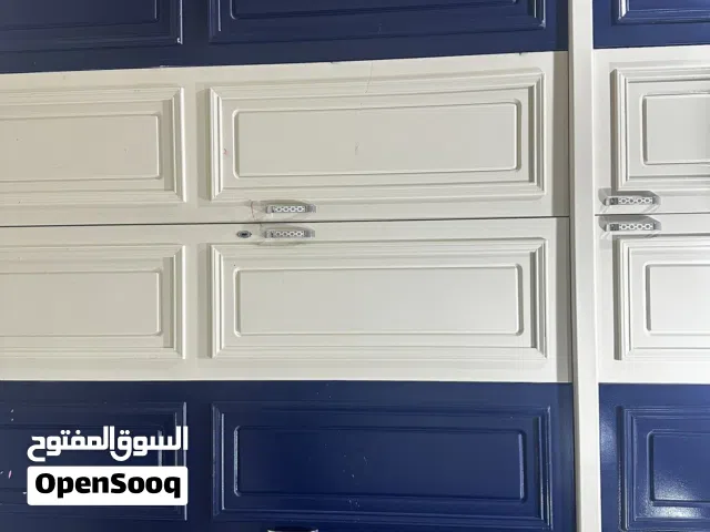 خزانة ملابس مستعملة