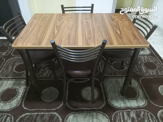 طاولة سفرة صغيرة أو مطبخ مع أربع كراسي بحال الجديد