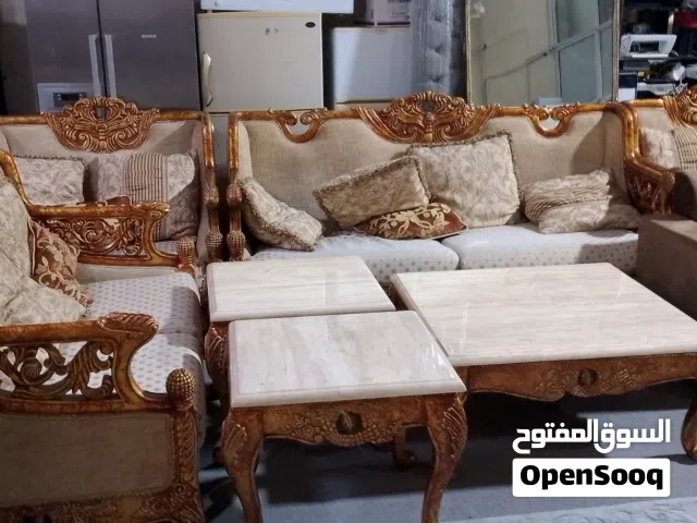 أربع قطع مرفقة مع ثلاث طاولات. Four cut coalition supporters procession with three tables