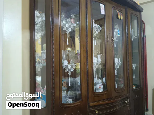 نيش لونة بني لا يوجد ماركة  لا يوجد موديل  حجمة يتراوح حوالي مترين