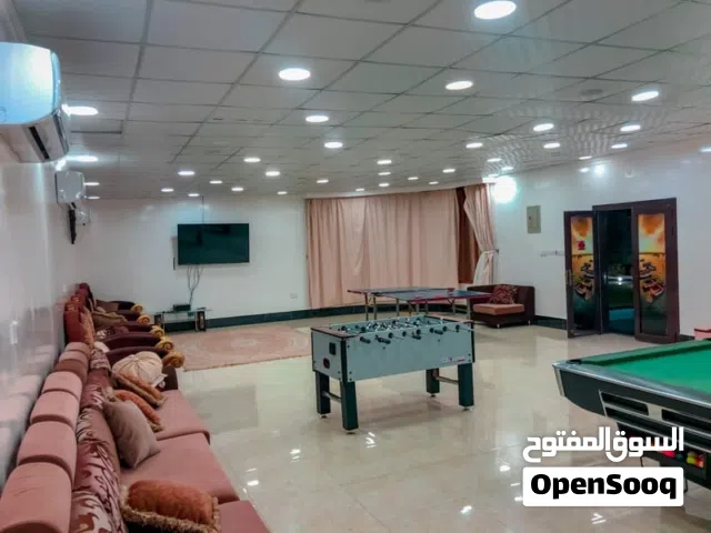 شاليه واستراحه للايجار اليومي في مسقط السيب غرفه بسرير مزدوج مطل على حوض سباحة