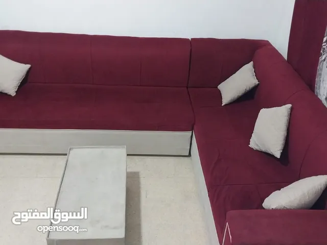 غرفة معيشة مريحة وجميلة بألوان عصرية ومساحات واسعة ومريحة