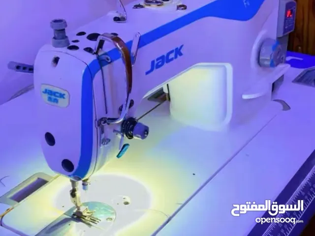 مكينة خياطة من ماركة JACK نضافة 100% مع الميز استخدام اقل من يوم