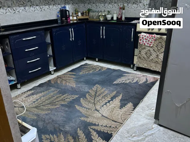 كاونتر لون نيلي وابيض الأبواب خشب والكابينه ألمنيوم قياس 3 ونص في 3