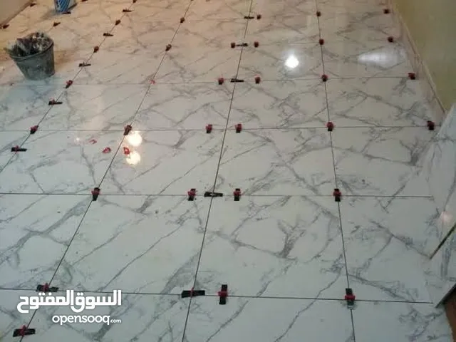فني تركب السراميك والبرسلين