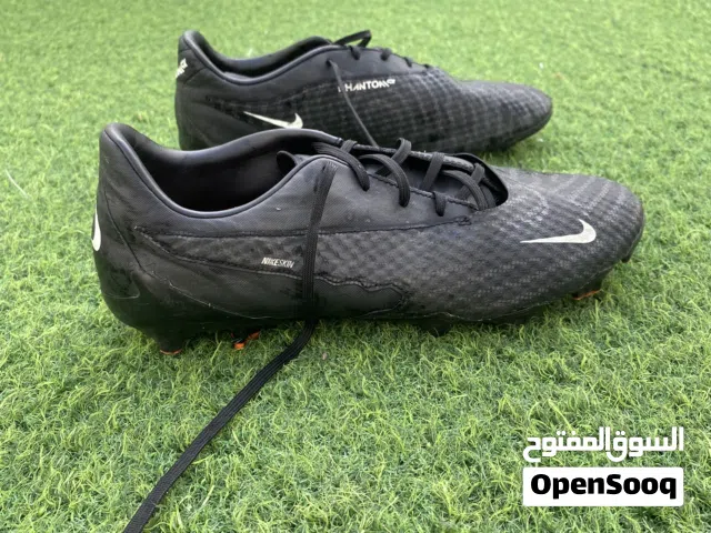 حذاء كرة قدم للبيع بحالة فوق الممتازة