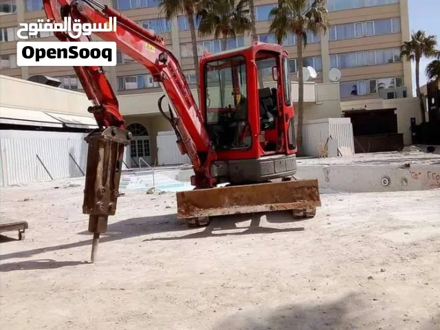 حفارة صغيرة مع جرافة صغيرة من كوماتسوا