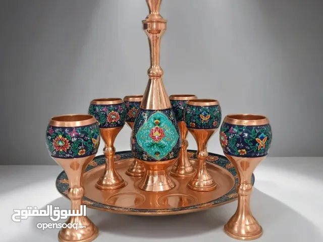 علبة شراب نحاسية بتصميم جميل وجذاب، مناسبة للمناسبات الخاصة