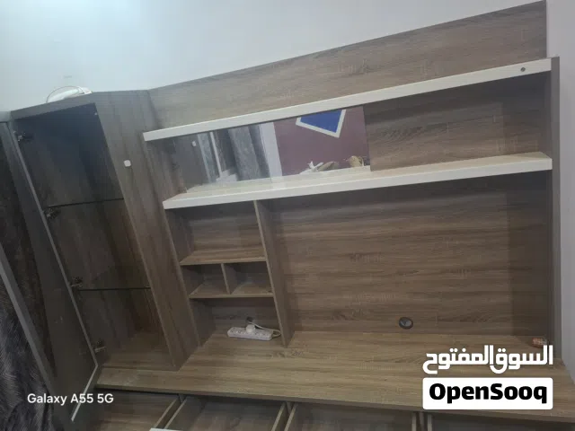 طاولة تلفزيون نظيف جدآ