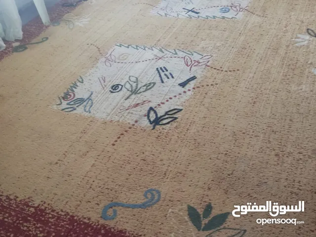 سجادة كبيرة بحالة جيدة