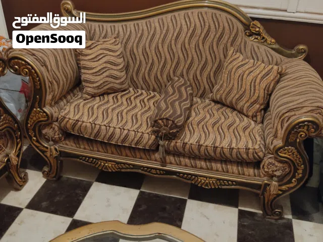 أنتريه كنبه ثلاثه وكنبه إثنين خشب زان وإثنين كرسى وترابيزه بزجاج ليزر..وكسوه وجهين...راقى..