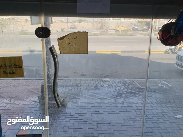 واجهة زجاج مع باب