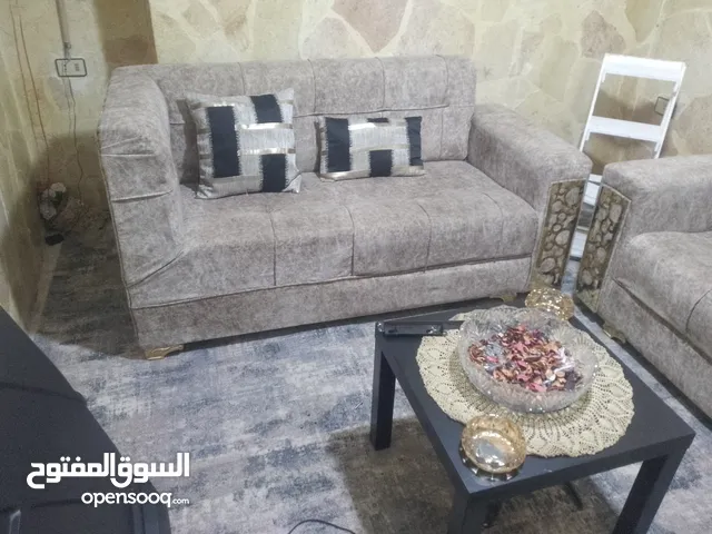 طقم كنب حرف ال للبيع مع طاوله صغيره وسط