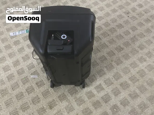سماعة   حقت حفلات  وعيد صوتها عالي وجي معها مكرفون