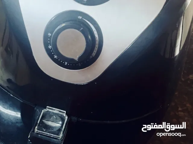 مقلاة هوائية بلاك اند ديكر للبدل مع ثلاجة مكتب صغيرة