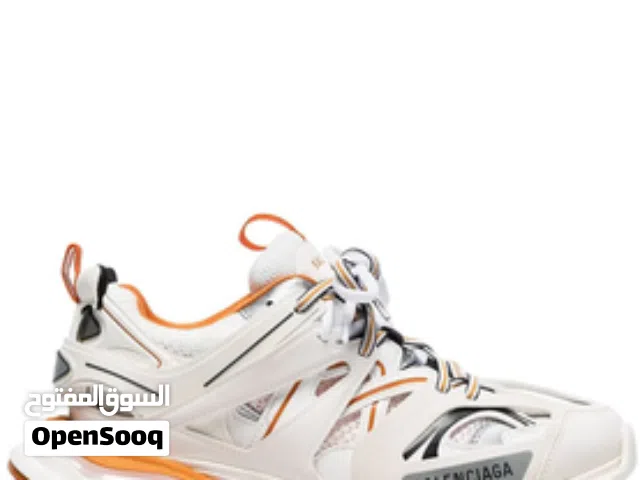 حذاء بلنسياقا تراك شبه جديد السعر الاصلي 300 دينار سعر البيع 200 دينار غير قابل للمساومه Balenciaga