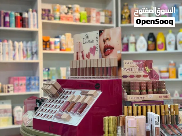 رفوف مع بضاعه كوزمتك لبيع مع رفوف كامله