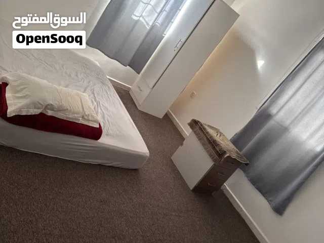 غرفه مفروشه مع الحمام والماء والكهرباء