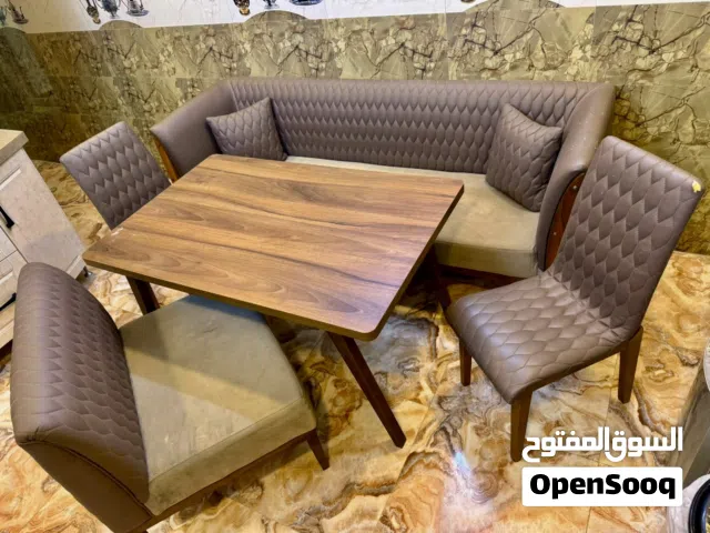 ميز طعام .