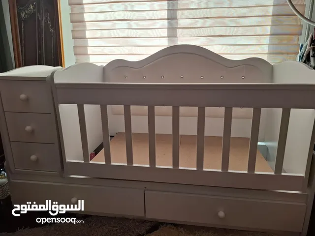 غرفة نوم و سرير أطفال مستعملة للبيع بسعر مغررري