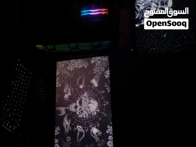 غراض مستلزمات كيمنك شاشه وطاولة وكرسي وسماعات ويوبي اس وماوس وكيبورد
