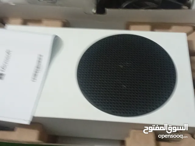 xbox series s الجهاز نظيف بحالة الجديد ومعه جميع اغراضه ،، تم استخدامه فترة قليلة وربي يباركلك فيه